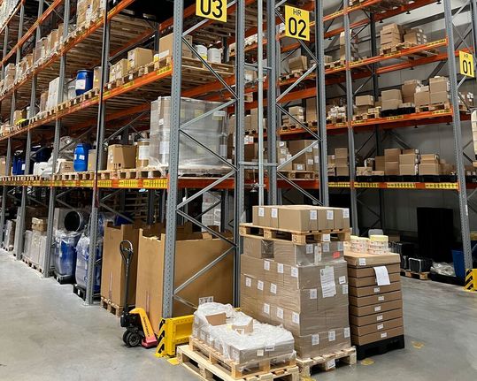 Blick in die Lagerräumlichkeiten von Livisto, einem Hersteller von Veterinärpharmazeutika. Um die Absatzplanung in allen Tochterunternehmen zu vereinheitlichen, wird nun die vorausschauende Absatzplanung in Remira TIA A3 gemanagt, um stets lieferfähig zu bleiben. Hier Details ...(Bild:  Livisto)