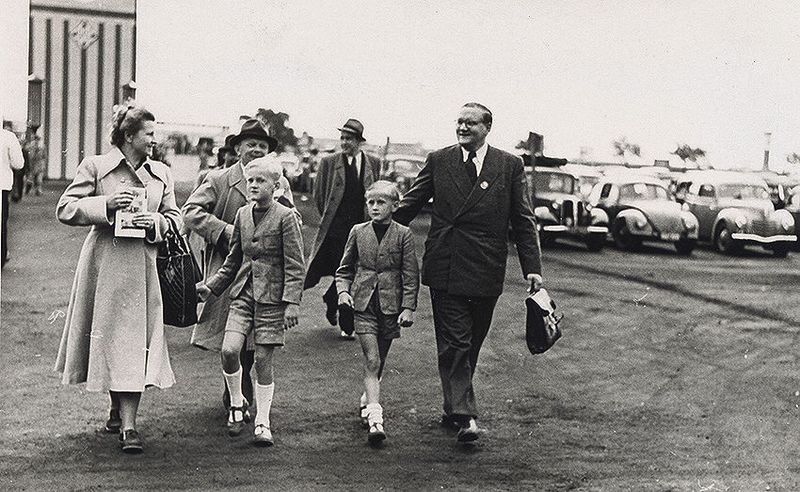 Familie Harting auf dem Weg zum Messegelände (1950). (Harting)