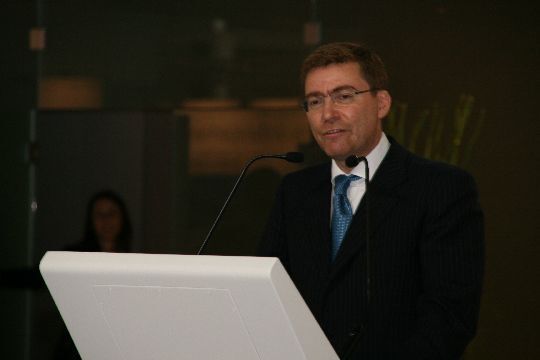 Lorenzo Sistino, Geschäftsführer Fiat Professional, stellt die Pritschen-Variante des Dobló Cargo vor und verweist auf die fünf Motoren des Transporters, die den Ansprüchen der Euro-5-Norm gerecht werden. (Archiv: Vogel Business Media)