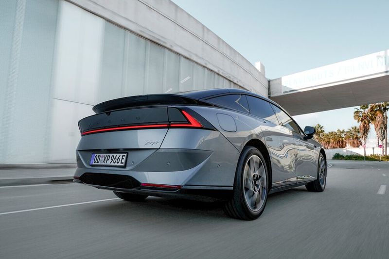 Das spezielle Heckdesign macht den Xpeng P7+ besonders windschlüpfig (Bild: Xpeng)