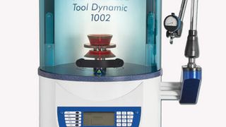 Die kleine Wuchtmaschine Haimer TD 1002 mit aufgespanntem Schleifscheibenpaket und Rundlaufmessvorrichtung. (Bild: Haimer)