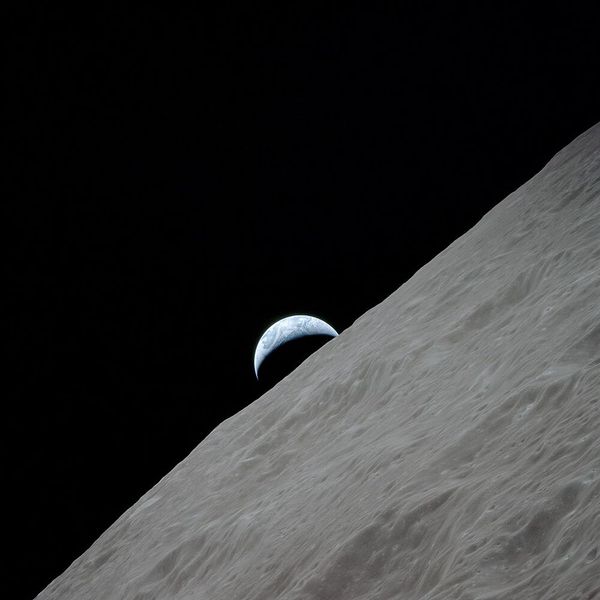 Erdaufgang: Ansicht der Erde über dem Mondhorizont am Ritz-Krater.  (Bild: Nasa)