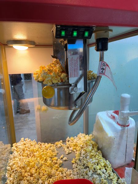 Am Stand von ⁦United Web Solutions gab es Popcorn for free. (su)