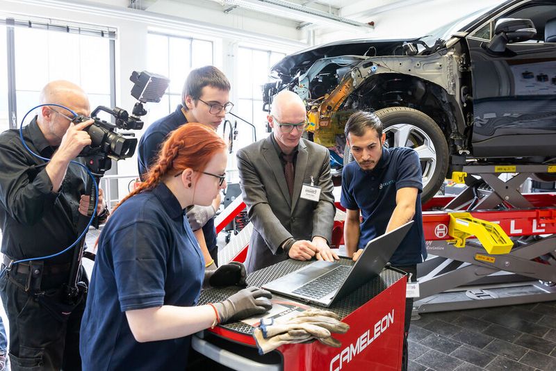 Zwischendurch gab es immer wieder Liveschaltungen in die voll eingerichtete Werkstatt, in der in den beiden WKST-Tagen ein Strukturschaden an einem Toyota live repariert wurde. (Stefan Bausewein)