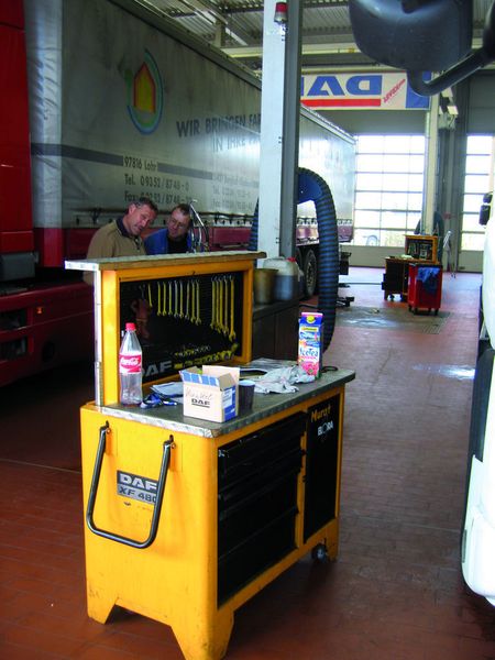Jeder Mechaniker hat seine fahrbare Werkbank. Das spart Laufwege. (Archiv: Vogel Business Media)