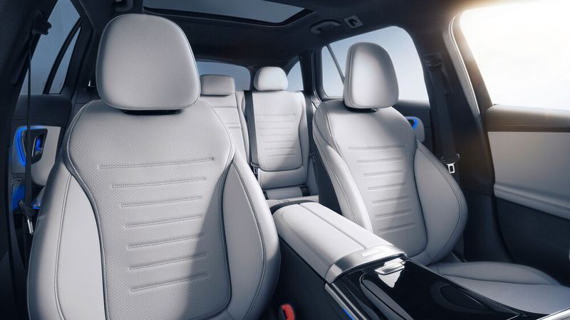 Die Sitzgelegenheiten sehen durchaus bequem aus. (Mercedes-Benz)