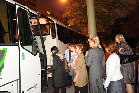 ... per Bus auf den Weg zum Galaabend. (Archiv: Vogel Business Media)