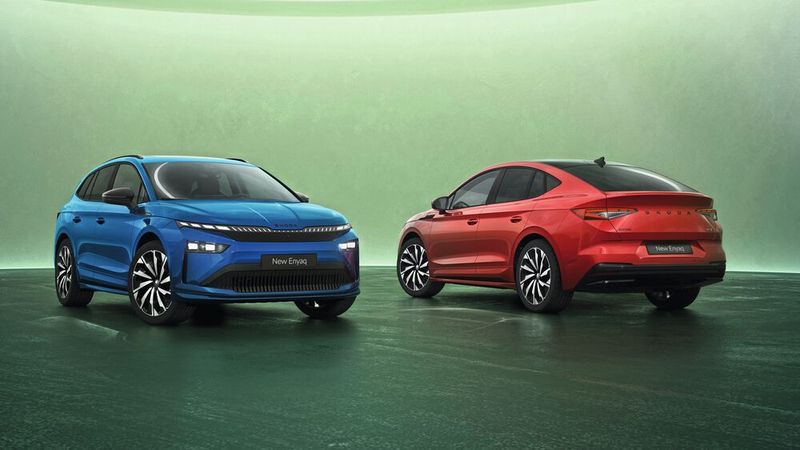 Der Skoda Enyaq ist 2025 in einer neuen Optik zu haben. Vor allem die Front sieht anders aus, folgt dem neuen Modern-Solid-Design. Auf der Motorhaube prangt nicht mehr der gefiederte Pfeil, sondern die Wortmarke Skoda. (Bild: Skoda)