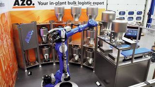 Nach dem Aufsetzen der Dosier- und Lagereinheit auf die Dosierstelle wird die Komponente entsprechend dem vorgegebenen Rezept exakt in das Zielgebinde dosiert. (Bild: Azo)