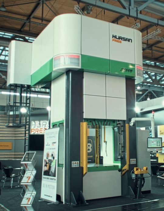 Die Baureihe Servo wurde Ende 2024 auf den Markt gebracht und ist die erste Presse von Hürsan Pres mit servohydraulischem Antriebssystem.(Bild:  Baumüller)