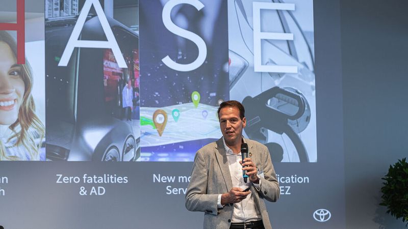 Mario Köhler, Direktor Vertrieb, Aftersales und Händlerentwicklung bei Toyota Deutschland, erläuterte, warum Toyota auch künftig auf den klassischen Vertrieb über den Handel setzt. (Bild: Stefan Bausewein)