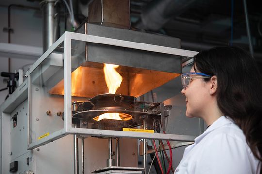 Die Forschenden haben den flammhemmenden Kunststoff Brandtests unterzogen.(Bild:  Empa)
