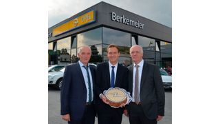 Bei Friedrich (links), Jan und Günter Berkemeier ist die Marke mit dem Blitz in guten Händen. (Berkemeier)