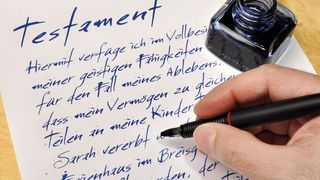 Ein handschriftliches Testament ist wahrsceinlich die gängigste Form des Nachlasses. Aber für vermögende Menschen mit komplexen Eigentumsstrukturen ist ein notariell beglaubigtes Testament zu empfehlen. (Bild: ©Dan Race - stock.adobe.com)