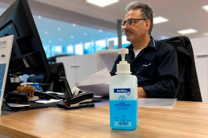 Direkter Kundenkontakt vermeidet auch Serviceberater Francisco Olmo aus dem Autohaus Tölke & Fischer GmbH & Co. KG. Mit Desinfektionsmittel werden kontaminierte Flächen gewischt.  (Bild: Tölke & Fischer GmbH & Co. KG )