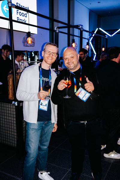 Wohlverdiente Erfrischung für (v. l.) Joachim Weber (Shopware) und Lucas Zarna (HubBox). (Bild: Shopware)