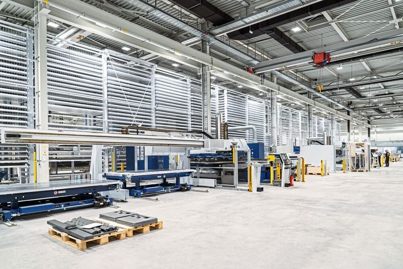 Die neue, hochmoderne Blechfertigung am Standort in Zimmern für die Herstellung der gesamten Verkleidung und auch zahlreiche, aus Blech gefertigte Bauteile der Bearbeitungszentren.  (Hermle)