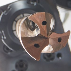 Die 3-Fasenführung-Innenkühlung dieses neuen Bohrers von Arno Werkzeuge sorgt für eine stabile Führung in der Bohrung und beim Bohrungsaustritt. So fluchtet der Bohrer besser, schafft eine exakte Rundheit und hilft, Toleranzen besser einzuhalten. Grate bei Durchgangsbohrunngen würden verringert.(Bild:  Arno Werkzeuge)