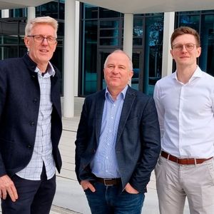 Freuen sich auf die weitere Zusammenarbeit: Edgar Poth, Geschäftsführer Paranext Software GmbH, Joachim Gorzel, Head of Digital Transformation bei Heidelberg Materials, und Philippe Poth, Product Owner PxTrend (von links nach rechts).(Bild:  Paranext Software GmbH)