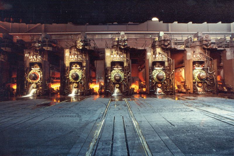 Heiße Angelegenheit: Wie glühende Lava laufen die Stahlbrammen durch die Warmbreitbandstraße bei ArcelorMittal Bremen. (Archiv: Vogel Business Media)