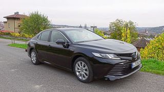 Den Toyota Camry gibt es in der achten Version – und nur noch als Vollhybrid. (Bild: Sven Prawitz/»Automobil Industrie«)