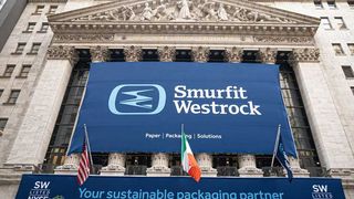Zum Börsenstart hat auch Smurfit Westrock am Portal der New York Stock Exchance (NYSE) sein neues Firmenbanner ausgerollt. (Bild: Smurfit Westrock)
