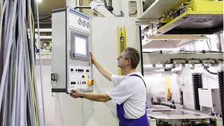 Um das Bediengehäuse an der Kernschießmaschine zu befestigen, setzt Maschinenbauer Laempe & Mössner das Tragarmsystem CP 120 von Rittal ein. (Bild: Rittal)