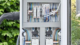 In the field of electromobility, installation contactors are used, for example, in AC charging stations to make charging safer and more reliable. (Image:AI-generated)