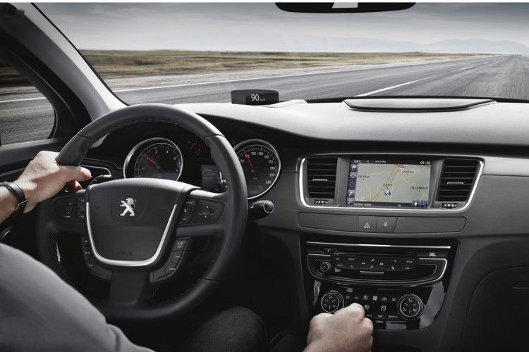 Detaillierte Aufwertungen erwarten Fahrer und Passagiere auch im Innenraum mit den vier Modell- und Ausstattungslinien: Access, Active, Allure und GT. Neue technische Highlights sind der Sieben-Zoll-Touchscreen, die Rückfahrkamera mit Farbanzeige und der Toter-Winkel-Assistent. Head-up-Display, Vier-Zonen-Klimaautomatik, Keyless-System, elektrische Feststellbremse, Fernlichtassistent und eine JBL-HiFi-Anlage sorgen je nach Version für zusätzlichen Komfort. (Foto: Peugeot)