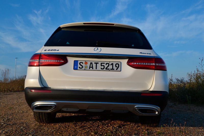 Am Heck fällt vor allem der angedeutete und verchromte Unterfahrschutz sofort ins Auge. (Bild: Michel / »kfz-betrieb«)