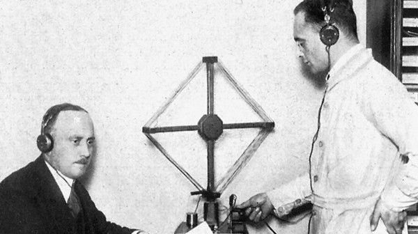Hörversuche im Voxhaus am ersten Programmtag des Hörfunks in Deutschland  (Bild: Deutsches Rundfunk Archiv (DRA))