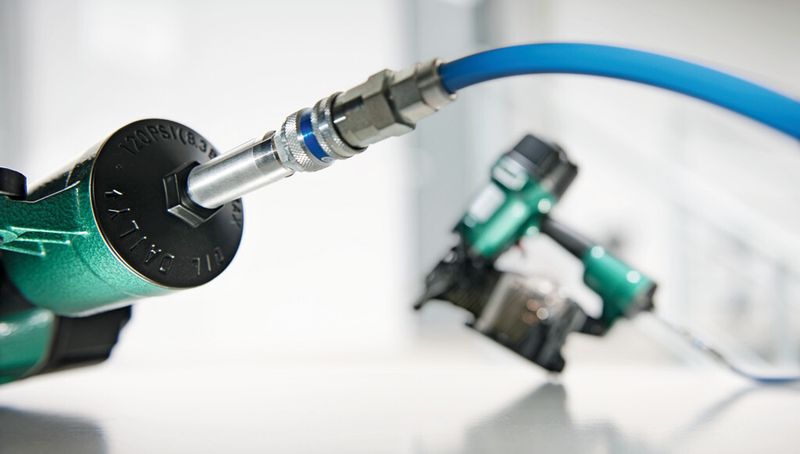 Bild 1: Inline-Druckregler an einer Nagelmaschine: Er sorgt für einen konstanten Arbeitsdruck. Das spart Energie und erhöht die Lebensdauer der Maschine. (Bild: Riegler)