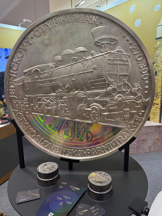 Vom präzisen CNC-gefrästen Modell zum 60-kg-Silberguss: Die hohe Reliefgenauigkeit der 73 cm großen Bessergold-Medaille wurde durch die großformatige Bearbeitung auf einer Lang Impala 900S und ein anschließendes Formsand-Gussverfahren realisiert.(Bild:  Bessergold)