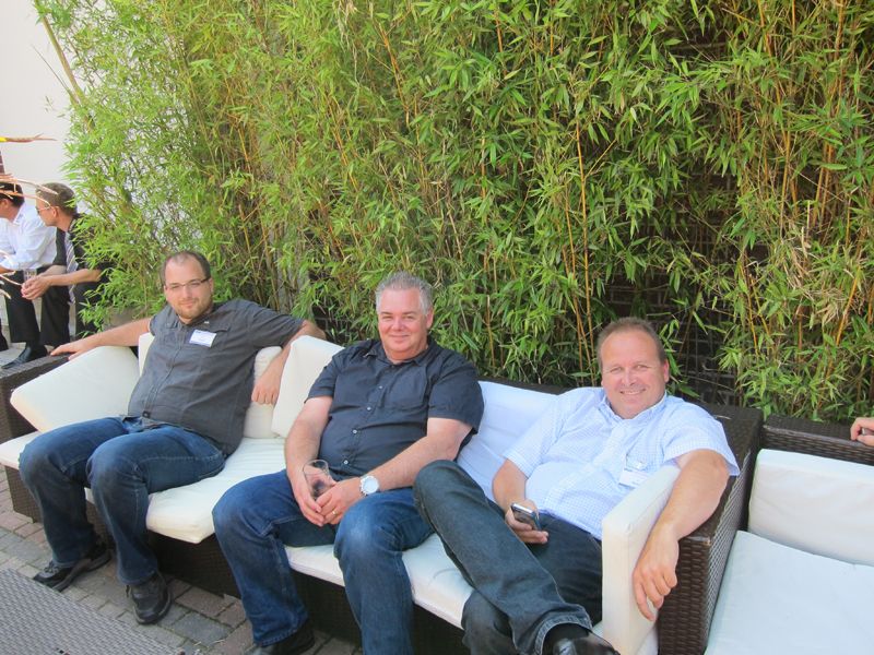 Kurz an die frische Luft gingen (v. l.) Felix Pilinski, EWE Tel, Ralf Korschner und Joachim Walter, A10, Networks (Bild: IT-BUSINESS)