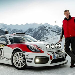 Walter Röhrl mit dem Porsche Cayman GT4 Rallye.(Bild:  Auto-Medienportal.Net/Porsche)