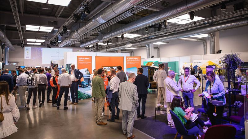 In den Kaffeepausen hatten die Teilnehmer die Gelegenheit, die gut 50 Aussteller zu besuchen, die ihre Produkte und Dienstleistungen auf den Automotive Business Days präsentiert haben. (Bild: Stefan Bausewein)