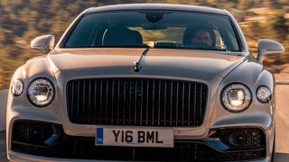 Bentley legt den Flying Spur neu auf und positioniert sich damit nochmals deutlich hochwertiger als zuvor.  (Bentley)