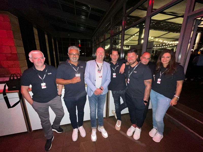 (v. l.) Hajdar Gjokaj und Murat Arpaci, BAB, Tom Knicker, Wortmann, Sebastian in het Panhuis, Andreas Bajohr und Filiz Arpaci, BAB, und der liebe Kai, der sich verstecken will. (Bild: Vogel IT-Medien GmbH)