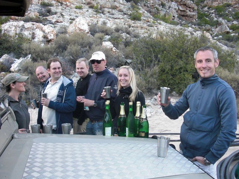 Gute Stimmung bei der Tour mit dem Jeep durch‘s Naturreservat. Hier stoßen die Teilnehmer von Telba, HTSM und M-Soft auf das Erlebnis an. (Archiv: Vogel Business Media)