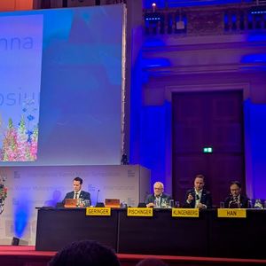 Prof. Dr. Bernhard Geringer, Vorsitzender des Österreichischen Vereins für Kraftfahrzeugtechnik eröffnete feierlich die Konferenz für Antriebstechnik.(Bild:  Stefanie Eckardt)