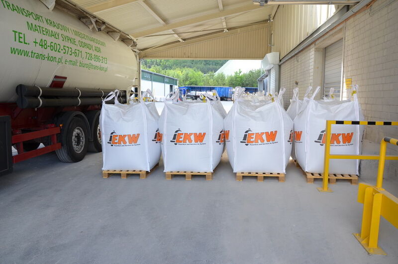 Bild 8: Die fertigen Produkte werden bei EKW in Bigbags abgefüllt und auf Paletten gestapelt, in Säcke verpackt oder lose in Silo-Lkw verladen – Druckluft ist überall dabei. (Bild: Almig Kompressoren)