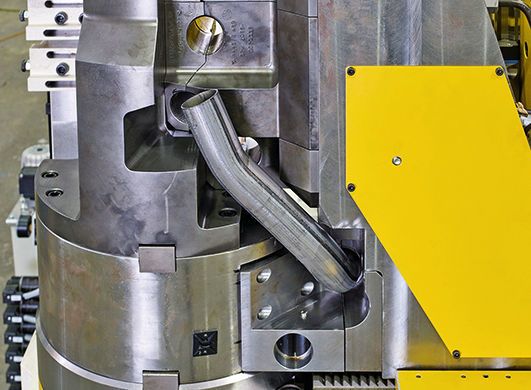 Das Biegen und Trennen in einem Werkzeug spart Zeit beim Umrüsten sowie Material, weil Spann- und Stützlängen entfallen. (Bild: Schwarze-Robitec)