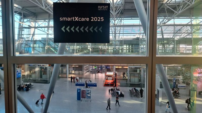 ... war die Veranstaltung mit der vierten SmartXcare 2025 ausgeschildert: Die Veranstalter zeigten zusammen mit Partnerunternehmen, Digitalexperten und Speakern aus wichtigen Institutionen im Healthcare-Bereich praxisnahe Beispiele, Zukunftsperspektiven für Krankenhäuser und alternative Versorgungsprozesse mit Softwarelösungen, Entscheidungssystemen und digitalen Dokumentationen.  (Bild: © Serina Sonsalla / Vogel IT-Medien)