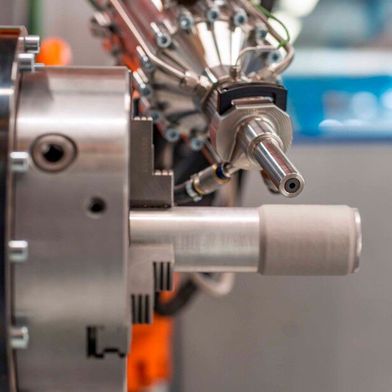 Was man hier sieht, ist eine Anlage für das sogenannte „Cold Spray“-Verfahren, wie es das Fraunhofer IPK beherrscht. Damit werden auch schwierig zu erreichende Beschichtungen sehr schonend für das Substrat machbar. (Bild: Fraunhofer IPK)