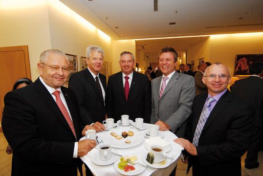 Abwechslung in der Pause: Jürgen Karpinski, Präsident LV Hessen, Thomas Willert, Vizepräsident LV Mecklenburg-Vorpommern, Karl-Heinz Bley, Präsident LV Schleswig-Holstein, Bundesinnungsmeister Wilhelm Hülsdonk und Reinhard Ott, Vorstandsmitglied LV Bayern (v.li.). (Archiv: Vogel Business Media)