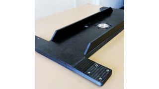 Zur Erhöhung der Steifigkeit bei gleichzeitig minimalem Gewicht wurde eine Sandwichbauweise realisiert. Die CFK-Konstruktion wiegt nur noch 12 kg (gegenüber 29 kg Aluminium-Konstruktion). (SGL Group)