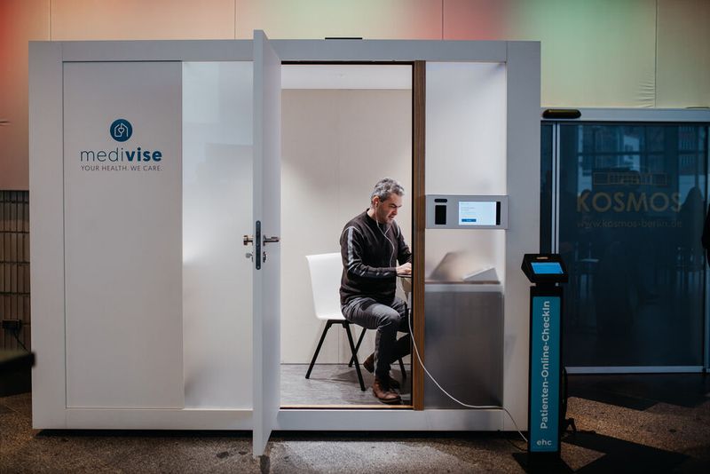 Eines der persönlichen Highlights der Redaktion war diese Kabine. In ihr ist – auf winzigstem Raum – eine gesamte Arztpraxis untergebracht. Kabinen wie diese sollen unter anderem in Abseits gelegenen Regionen Deutschlands die hausärztliche Versorgung sicherstellen. Seit einigen Wochen sind einige dieser Einheiten in Filialen der Supermarktkette Kaufland stationiert.  (Bild: Bitkom)