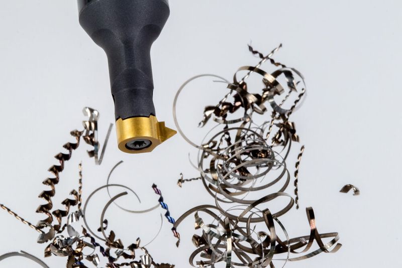 When thread turning with a conventional DX insert, users previously had to accept long stringy chips or adjust the cutting parameters — often resulting in longer machining times. (Source: Simtek)