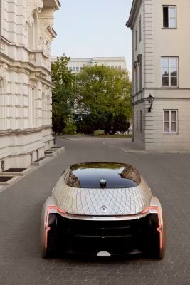 Der so genannte „Mind-off”-Level erlaubt das voll automatisierte Fahren auf hierfür zugelassenen Straßen wie Autobahnen oder Schnellstraßen mit Mittelstreifen oder auch in der City.  (Renault)