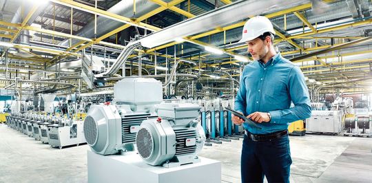 Eine intelligente Fabrik braucht intelligente Antriebskomponenten, wie die mit dem Smart Sensor ausgestatteten Niederspannungsmotoren. Damit ist eine Zustandsanalyse möglich, die auch dazu genutzt werden kann, Elektromotoren optimal zu betreiben.(Bild:  ABB)